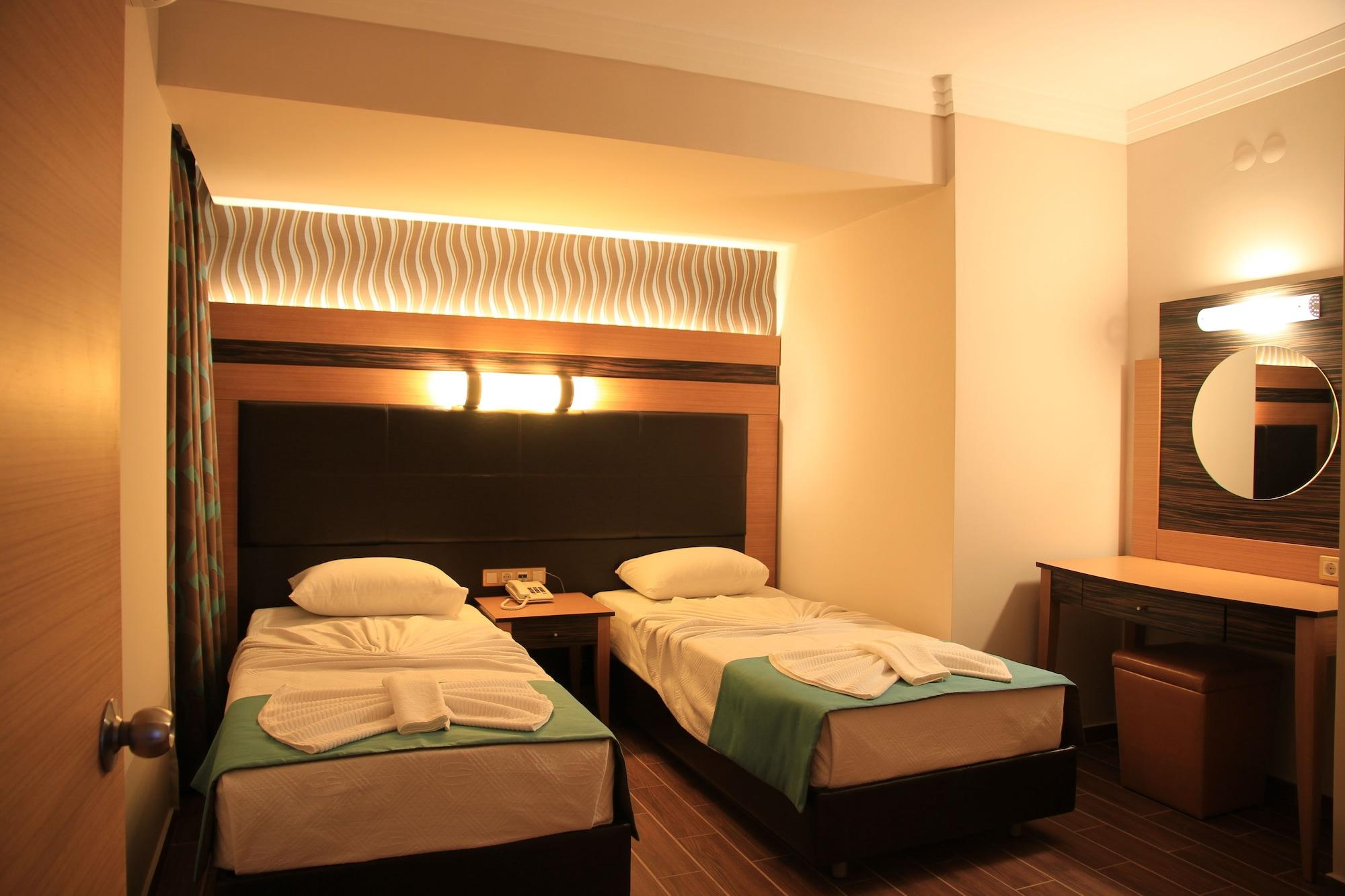 Club Alpina Hotel Мармарис Екстериор снимка