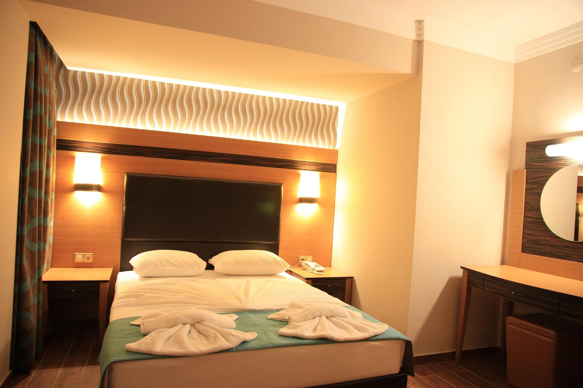 Club Alpina Hotel Мармарис Екстериор снимка