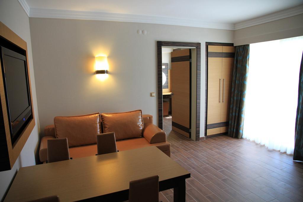 Club Alpina Hotel Мармарис Екстериор снимка