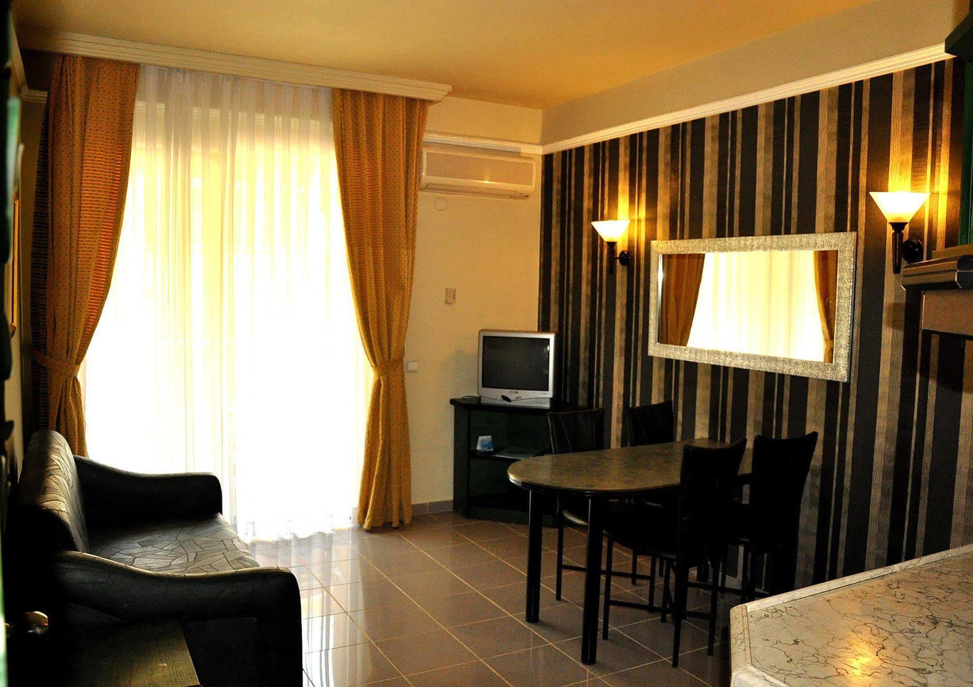 Club Alpina Hotel Мармарис Екстериор снимка