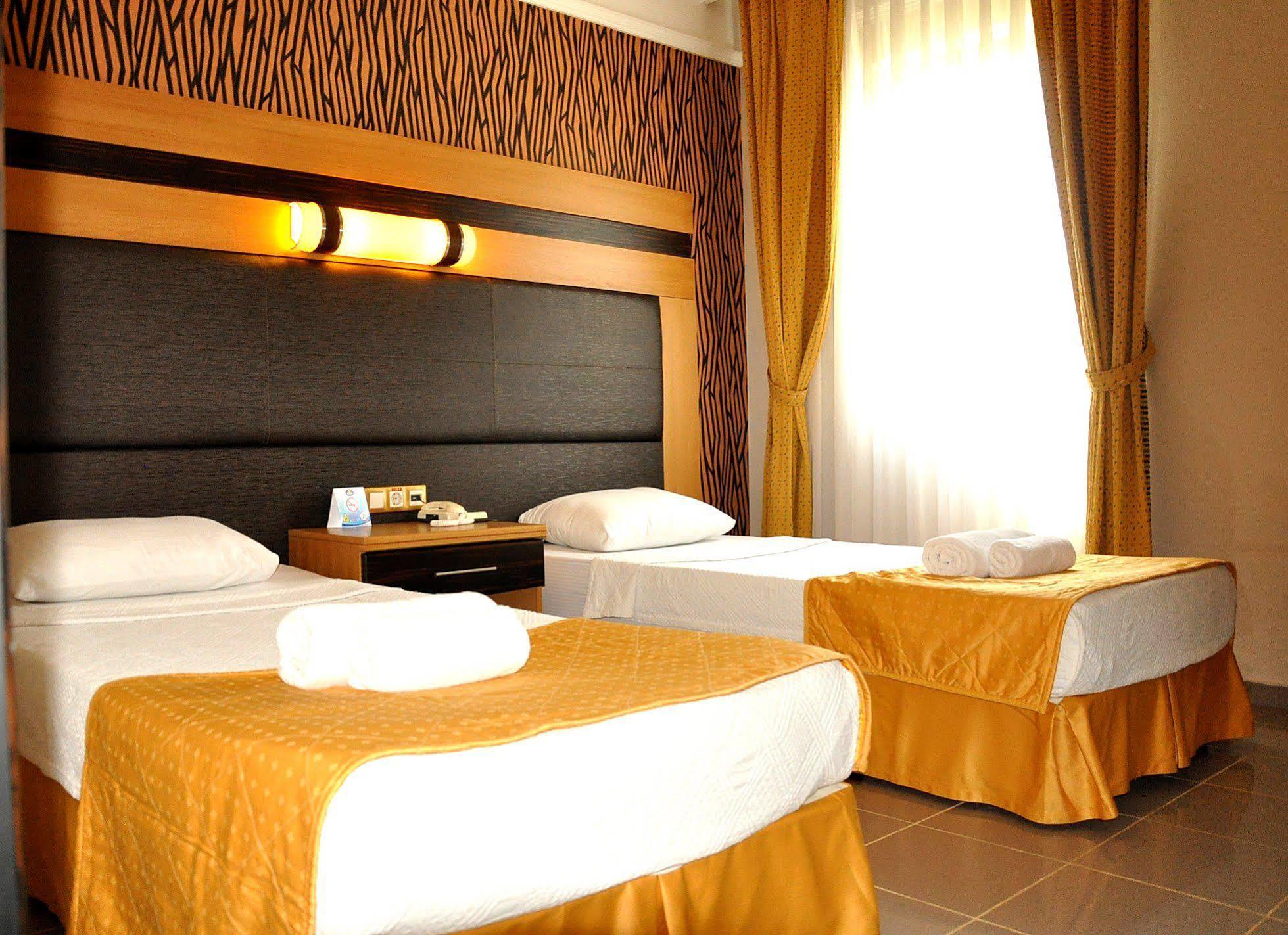 Club Alpina Hotel Мармарис Екстериор снимка